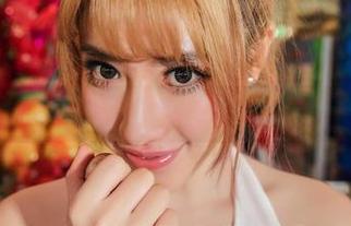 爱丝说：依美人的美图，你敢不下载吗？嘻嘻～