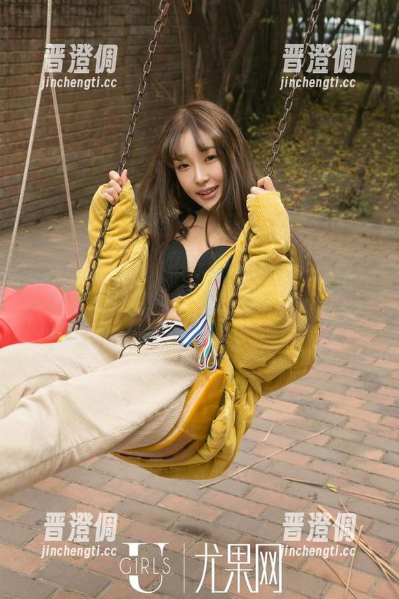 UGirls尤果网 - 牛仔裤的王瑞儿：似乎每一折皱都在提醒我，别小看了休闲的力量。