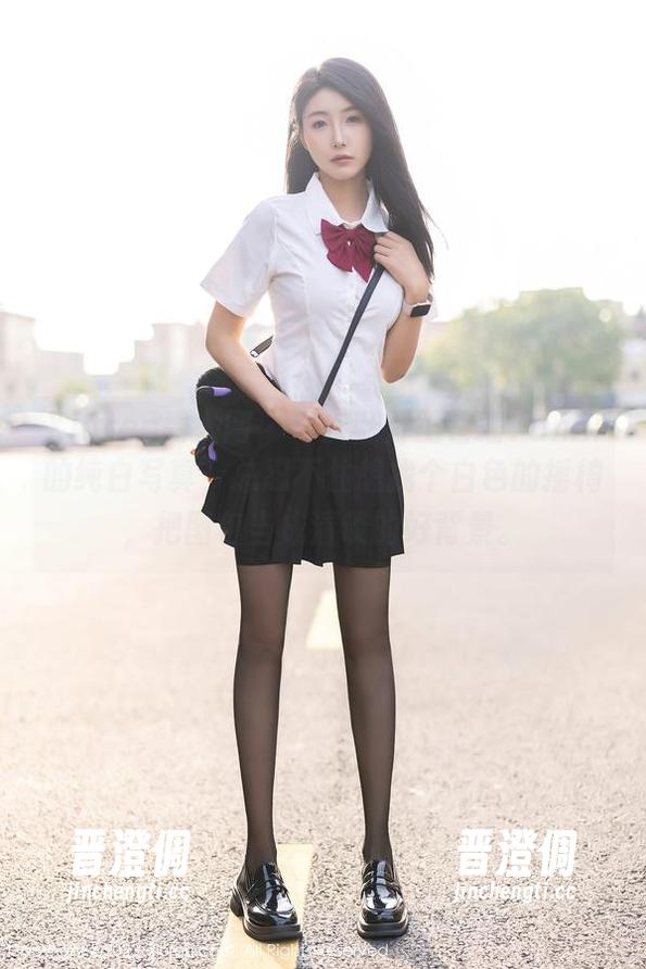 Xiuren秀人网-王馨瑶Yanni Xiuren秀人网 - 每次翻开王馨瑶Yanni的纯白写真,总忍不住想找个白色的摇椅,把图包当成清谈的好背景。