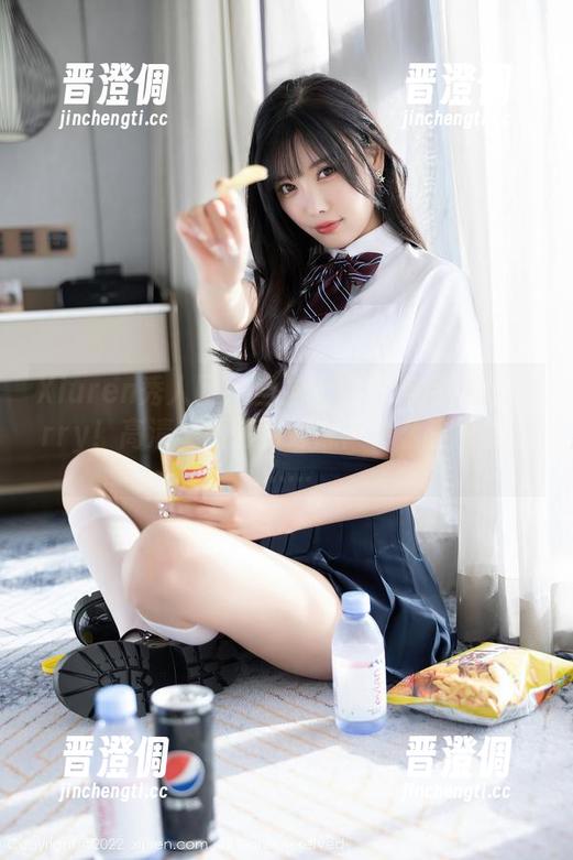 Xiuren秀人网-绯月樱-Cherry Xiuren秀人网 - 当护士遇上绯月樱-Cherry!高清美图前面好像被什么吸引住了……