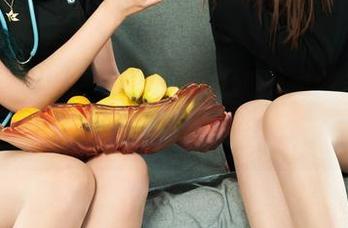 丽柜ligui – 光看小航的姐姐的眼神，下载美图都觉得自己变好看了！