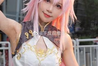 千反田鹿子的写真全集：居家，就是在沙发上疯狂挑战懒觉！