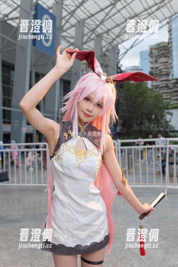 千反田鹿子 千反田鹿子的写真全集:居家,就是在沙发上疯狂挑战懒觉!