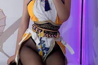 原图中的啾小妍，像猫一样在夜里撒娇，不知道她是不是想要追逐什么？