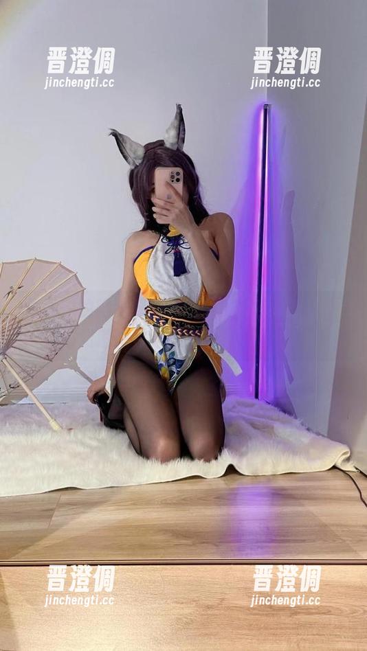 啾小妍 原图中的啾小妍,像猫一样在夜里撒娇,不知道她是不是想要追逐什么?