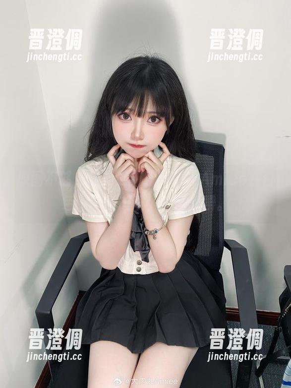 大肉丸Amiee 原图不够,我要更新!大肉丸Amiee在白色中的新态度,真假难辨。