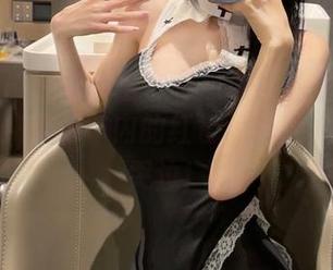 微密圈 – 想让车里也有点色？下载女刺客的作品：奔驰车内的红色，车主人大概会哭泣！