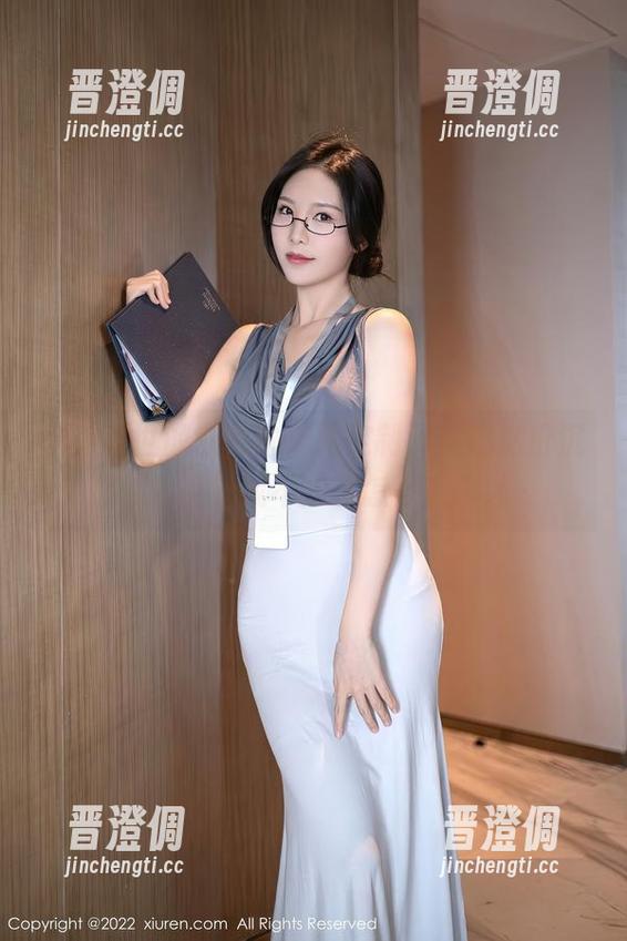 抖娘利世 抖娘利世的灰色瑜伽服定制了,但这份沉静却有点让我不知该怎么去描述…