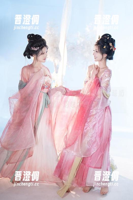 定制写真也不再低调，星澜想来杯珍珠奶茶的豹纹表情，这也太迷人了吧！