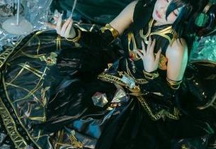 是一只熊仔吗的写真豪华版：我爱这条礼服，假如能吃的话就更完美了。