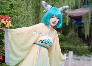 图片透露出桃墨公子美脚的优雅，这可不是每双腿都能办到的哦，哎呀我在自言自语了！