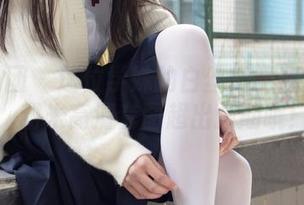 森萝财团 – 这位学妹的白丝搭配有点意思，甜米高清套图超出预期哦！
