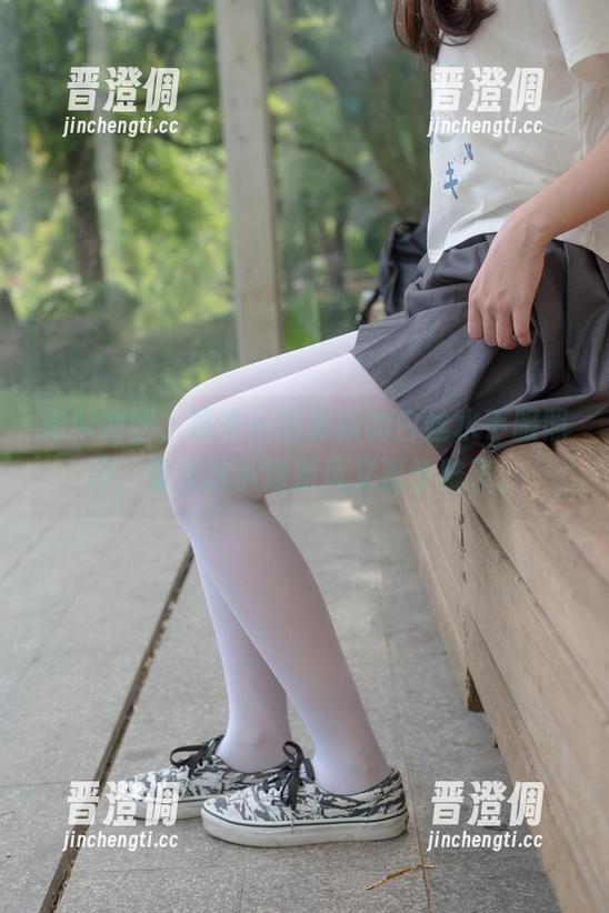 森萝财团 森萝财团,再来一波最新的白丝水手服照片,看来这小清新风又要登陆了。