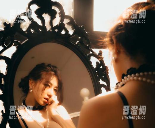 樱晚gigi 樱晚gigi的泳池美图,身姿婀娜,使我忍不住想,水波都泛起涟漪了吧?