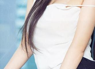 爱尤物 – 想知道李柔儿的美脚有多美？免费的图片来了，眼见为实！