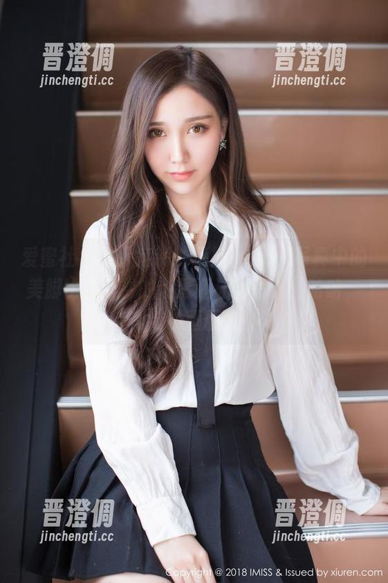 爱蜜社-莉娜lena 爱蜜社 - 私人定制的莉娜lena,写真中的美脚比我早餐的煎蛋还让人垂涎,哈哈,脑补画面!