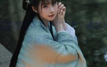 在白莉爱吃巧克力的浴缸里，谁说写真不能玩得轻松点？
