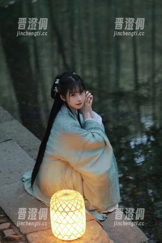 白莉爱吃巧克力 在白莉爱吃巧克力的浴缸里,谁说写真不能玩得轻松点?