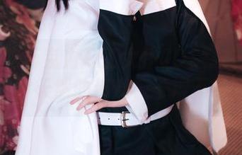 白莉爱吃巧克力打工女仆COS：纯原图透着一股天然的俏皮，干得不错哦！