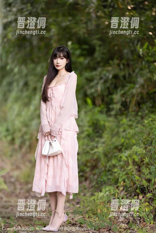 秀人网-九千柒柒 秀人网 - 你见过无圣光的九千柒柒吗?油亮图包等你来探险。