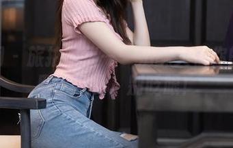 秀人网 – 旅拍图集——奶酥又在你的视线里出没了。别眨眼！