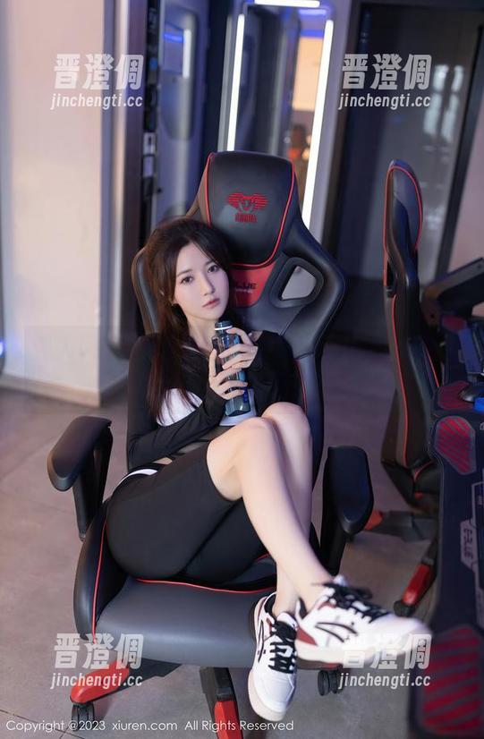 秀人网-李可儿 秀人网 - 白丝私房图包:李可儿怎么又把这条搭配玩出了花样?