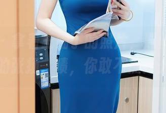 秀人网 – 拿着王俪丁的照片，黑丝在美臀间的张扬，啧，你敢不点开么？