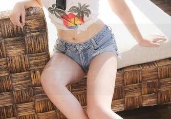 美媛馆 – 精选海边图片，Betty林子欣在浪花中玩得那么开心，有种微妙的轻松感，好奇她的心思。
