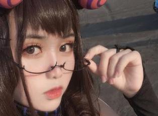 看！芊川一笑MNK与短裙的高清美图，一场视觉的小旅行。