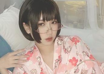 全套护士装的芋圆侑子，图片里的人物好像在讲什么、又像什么都没有说。