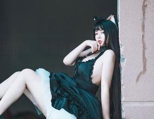 落落Raku大姐在线，穿着红裙的气场，简直让人怀疑要广播“来电啦”！