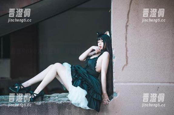 落落Raku 落落Raku大姐在线,穿着红裙的气场,简直让人怀疑要广播“来电啦”!