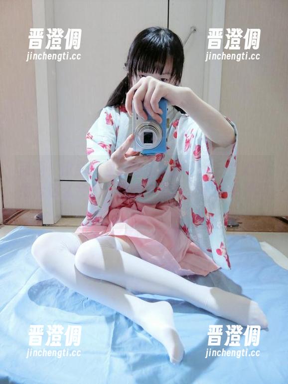 西尔酱 阿西!谁能想象白色吊带袜和超薄背心的组合这么会撩?快来领取西尔酱的免费套图!