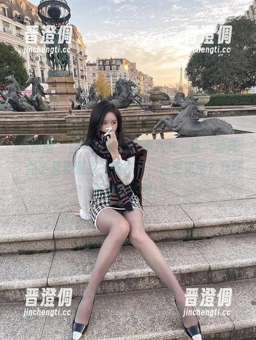 软妹小九九 微密圈 - 图片里的软妹小九九,这“油亮”似乎是要跟我一较高下,谁更光滑?我可不想败下阵!