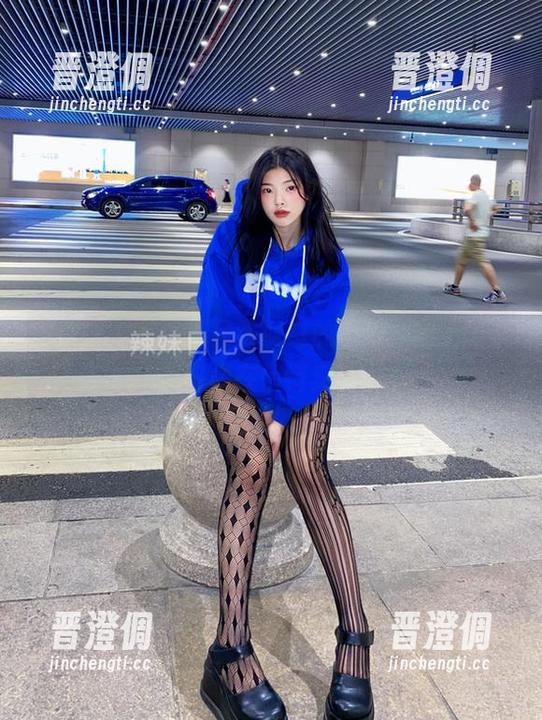 陈佩奇 微密圈 - 看!那是陈佩奇的猪猪,穿上圣诞服好像在悄悄卖萌。