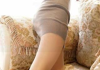青豆客 – 这组莫雅淇的白丝写真，她的姿态真是让人忍不住多看几眼。
