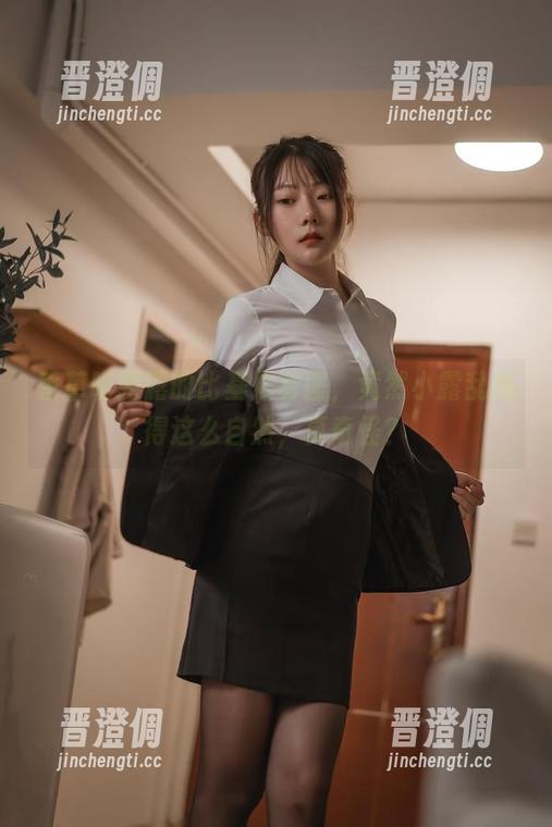 香草喵露露的比基尼套图，竟然小露乱撞得这么自然，真奇怪？