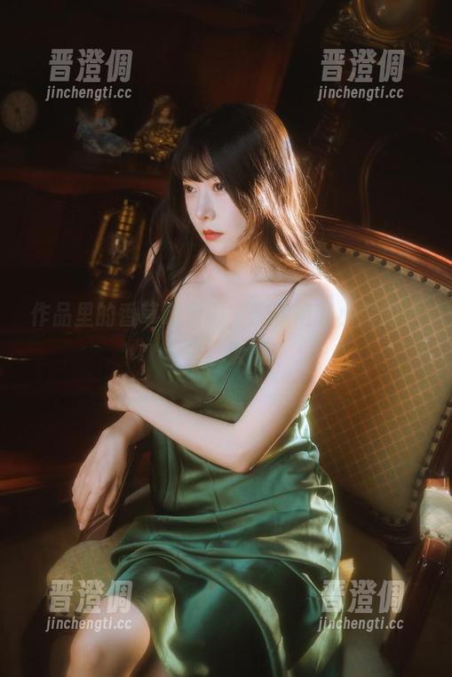 香草喵露露 作品里的香草喵露露,黑旗袍和小露的“斗舞”大赛!