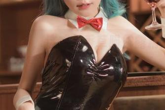 校服？不不，这才是香草喵露露精心打磨的写真集，让人眼前一亮