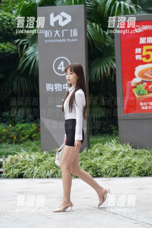 魔镜街拍-婷婷 魔镜街拍 - 婷婷的白色吊带连衣裙只想用美腿和黑丝打个招呼,这组图片的诱惑,资源你怎么这么狠?