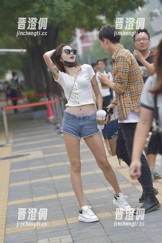 魔镜街拍-婷婷 魔镜街拍 - 看似寒冷的圣诞,婷婷的肉丝私拍却让人心里发热!