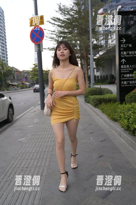 魔镜街拍 魔镜街拍的小福利:短裙和红高跟的完美组合,你准备好了吗?