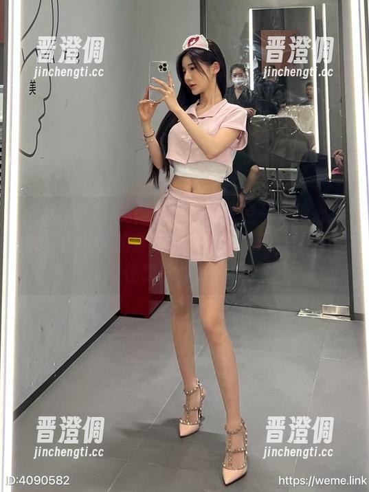 黎允熙 微密圈 - 一见倾心?不如说是一见没心没肺,黎允熙的紫色珍珠丁裤图册,让人忍不住想偷偷抄作业。